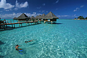 Wasserbungalows, Hotel Moana Beach , Matira Point, Bora-Bora Franzoesisch Polynesien