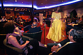 Modenschau im Nachtclub, Yacht Club, Kreuzfahrer Queen Elisabeth 2, Transatlantikpassage