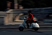 Mopedfahrer auf Tiberbruecke, Rom, Latium Italien