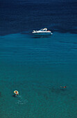 Yacht und Schwimmer, Cala Boix, Ibiza Balearen, Spanien, Europa