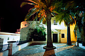 Kirchplatz mit Brunnen, Iglesia del Divino Salvador, Altstadt, Vejer de la Frontera, Costa de la Luz, Andalusien, Spanien