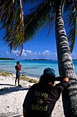 Touristen, Turm zur Blauen Lagune, Insel / Atoll Rangiroa, Tuamotu Inseln Franzoesisch-Polynesien