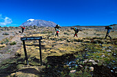 Bergsteiger vor einem Berg unter blauem Himmel, Last Water Point, Marangu Route, Kibo, Kilimanjaro, Tansania, Afrika