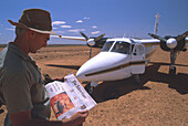 Kaufmann Lynsey erhält seine Zeitung, Airstrip von Innamincka, Postflug Mailrun, , South Australia