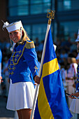 Fahnenträgerin einer Musikkapelle vor Oper, Packhuskajen am Götaälv, Göteborg, Schweden