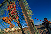 Spielende Kinder, Fussballtor, Zahara de los Atunes, Costa de la Luz, Andalusien, Spanien