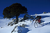 Mountainbiker im Schnee, Kreta Griechenland