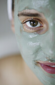 Frau mit Avocado Gesichtsmaske, Beauty, Wellness, Kosmetik