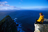 Frau betrachtet den Aussicht, Aussichtspunkt bei Cape Point, Kap Halbinsel,  Südafrika