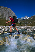 Wanderer mit Großglockner im Hintergrund, Nationalpark Tauern, Österreich
