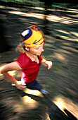 Frau joggt durch den Wald, Sport, Fitness