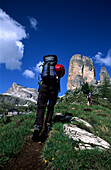 Eine Gruppe von Menschen gehen klettern, Cinque Torre, Cortina d'Ampezzo, Dolomiten, Südtirol, Italien