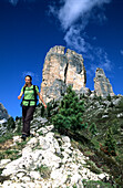 Frau beim Bergwandern, Cinque Torre, Cortina d'Ampezzo, Dolomiten, Südtirol, Italien