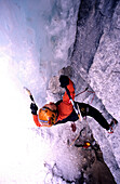 Vorstieg, Mann, Evgeny Krivosheitsev, beim Eisklettern, Mixed Climbing, M8, Hafner Creek Area, Banff Nationalpark, Canada