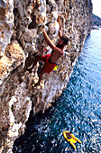Miroslav Stec beim klettern, Deep Water Soloing, Freeclimbing, Hvar, Dalmatien, Kroatien
