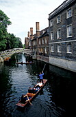 Mathematical Bridge und Menschen in Booten auf dem Fluss Cam, Cambridge, Cambridgeshire, England, Grossbritannien, Europa