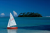 Segelboot vor Insel Taakoka Motu, Blick von Muri Beach, Rarotonga Cook-Inseln