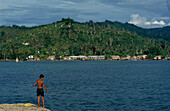 Angeln am Pier, Auki, Malaita Salomon-Inseln