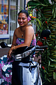 Frau mit Moped, Papeete, Tahiti Französisch Polynesien