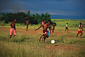 Jungen beim Fussballspielen, Holland Jamaika