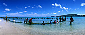 Fidschianer beim traditionellen Fischen, Yaroma Island, Yasawa Inselgruppe, Fidschi-Inseln, Südpazifik