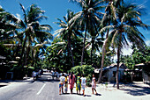 Auf dem Weg von der Kirche nach Hause, Bikenibeu, Tarawa Kiribati