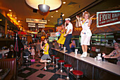 Tanzen auf der Theke, Table Top Twist, Ed Debevic' s Restaurant, Phoenix, Arizona, USA