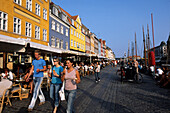 Alte Häuser, Boote und Strassencafes entlang dem Nyhavn Kanal, Kopenhagen, Dänemark