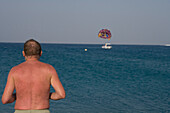 Tourist mit Sonnenbrand, am Strand von Rhodos, Rhodos, Dodekanes, Griechenland
