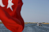 Türkische Fahne, Ausflugsboot mit Touristen, Dalyan Fluss, Antalya, Türkische Riviera, Türkei