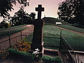 Friedhof mit Grabmal, Kreuz, Henning Mankell, Die fünfte Frau, Sövde, Schweden