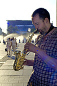 Musiker am Brunnen am Stachus, Street Musician playing Saxophone in front of Fountain at Stachus, Munich, Bavaria, Germany