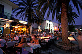 Gäste in Strassenrestaurants am Abend, Bodrum, Mugla, Türkei