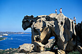 Menschen auf Felsformation im Sonnenlicht, Capo d´Orso, Gallura, Sardinien, Italien, Europa