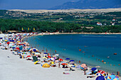 Menschen am Zrce Strand im Sonnenlicht, Insel Pag, Dalmatien, Kroatien, Europa