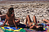 Menschen am Strand, Praia Joào Fernando, Buzios, Rio de Janeiro, Brasilien, Südamerika, Amerika