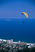 Tandem- Fallschirmspringer , Sao Conrado, Rio de Janeiro Brasilien