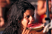 Frau frisst Melone, Segeltrip, Rio de Janeiro State Brasilien