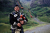 Dudelsackspieler bei den Glenfinnan Highland Games, Glen Coe Tal, Invernesshire, Schottland, Grossbritannien, Europa