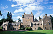 Schloss Cawdor unter Wolkenhimmel, Nairn, Highlands, Schottland, Grossbritannien, Europa