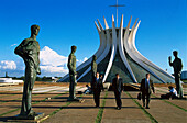 Menschen und Statuen vor der Metropolitana Kathedrale, Brasilia, Brasilien, Südamerika, Amerika