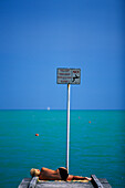 Eine Person auf einem Holzsteg am Meer, Lido di Jesolo, Venetien, Italien, Europa