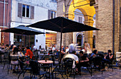 Menschen auf der Terrasse eines Restaurants in der Altstadt, Rimini, Adriaküste, Italien, Europa