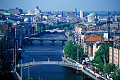 Blick auf die Halfpenny Brücke und den Fluss Liffey, Dublin, Irland, Europa