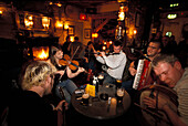 Musiker spielen traditionelle Musik im The Bullman Pub, County West Cork, Irland, Europa