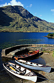 Boote am Ufer des Sees Doo Lough, Delphi, County Mayo, Irland, Europa