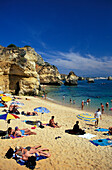 Menschen am Strand im Sonnenlicht, Praio do Camilo, Lagos, Algarve, Portugal, Europa