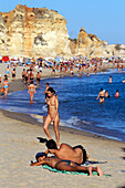 Menschen am Strand, Praia da Rocha, Algarve, Portugal, Europa