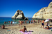 Menschen am Strand im Sonnenlicht, Praia da Rocha, Algarve, Portugal, Europa