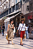 Menschen in einer Einkaufsstrasse, Rua Augusta, Baixa, Lissabon, Portugal, Europa